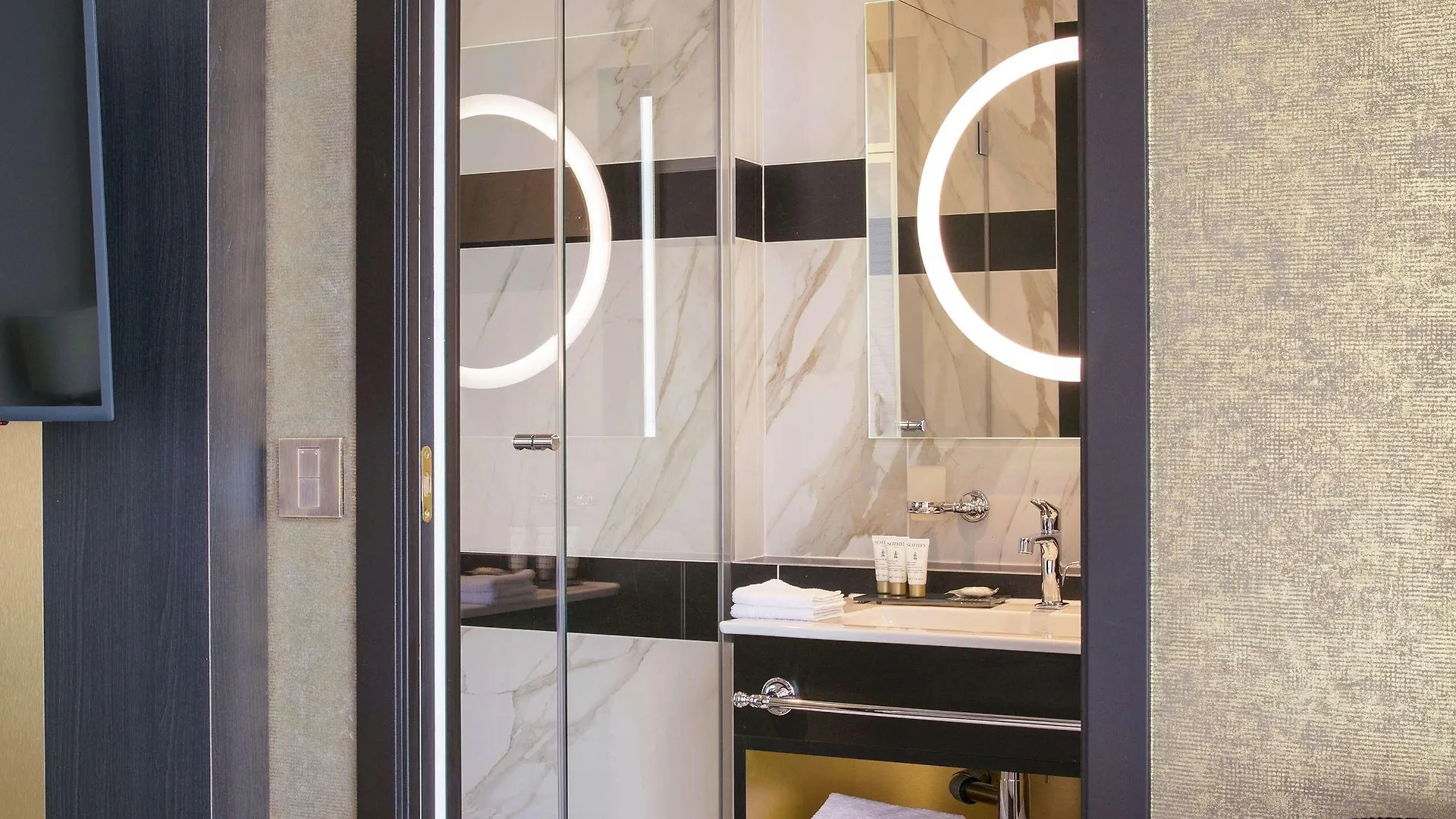 Szálloda Niepce Paris, Curio Collection By Hilton 4*